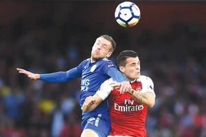 Arsenal (phải) đã để quá nhiều yếu kém ở hàng thủ trước Leicester