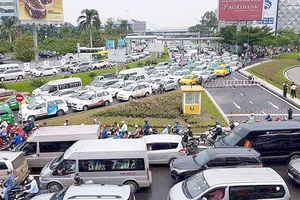 Phương tiện chen chúc nhau tại khu vực trước sân bay Tân Sơn Nhất (quận Tân Bình, TPHCM) 