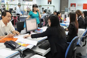 Giao dịch tại Ngân hàng Eximbank Ảnh: THÀNH TRÍ