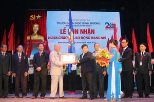 Trường Đại học Bình Dương đón nhận Huân chương Lao động hạng nhì