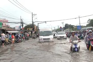 TPHCM: Mưa lớn ngập nhiều nơi, giao thông ùn ứ