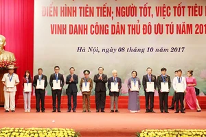 Vinh danh 10 “Công dân Thủ đô ưu tú” năm 2017