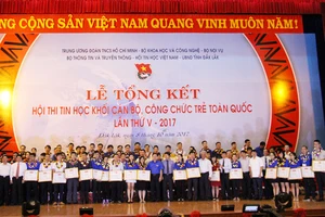 Trao giải Hội thi tin học trẻ toàn quốc lần thứ 5 năm 2017. Ảnh: BTC