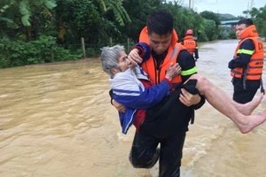 Cán bộ, chiến sỹ Cảnh sát PCCC Thanh Hóa đưa người dân xã Xuân Dương (huyện Thường Xuân) đến nơi an toàn. Ảnh: C.H.Cán bộ, chiến sỹ Cảnh sát PCCC Thanh Hóa đưa người dân xã Xuân Dương (huyện Thường Xuân) đến nơi an toàn. Ảnh: C.H.