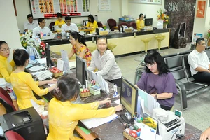 Giao dịch tại Saigon Bank Ảnh: CAO THĂNG