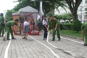 Các em học sinh trong buổi thực hành kỹ năng PCCC