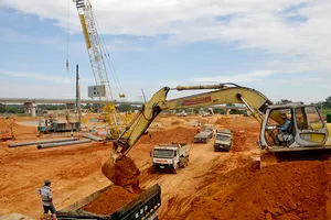 Thi công Bến xe miền Đông mới Ảnh: THÀNH TRÍ