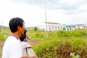 “Phơi nắng” khu tái định cư hàng chục tỷ đồng