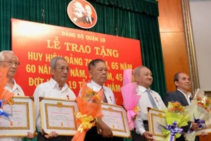 Trao tặng Huy hiệu Đảng dịp kỷ niệm 100 năm Cách mạng Tháng Mười Nga