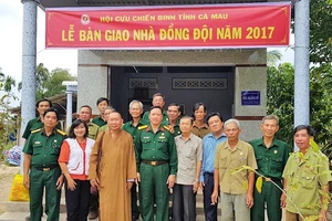 Hội Chữ thập đỏ TPHCM hỗ trợ bà con nghèo tại Cà Mau