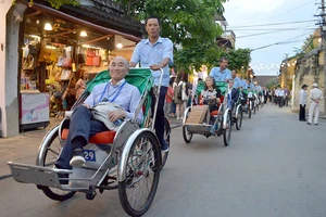 Các bộ trưởng tài chính tham quan Hội An trong những ngày diễn ra APEC