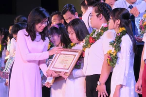 TPHCM tuyên dương “Sinh viên 5 tốt” và “Học sinh 3 tích cực” năm 2017