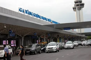 Đề nghị tạm dừng thu tiền ô tô ra vào nhà ga hàng không