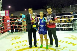 Nữ võ sĩ Hữu Hiếu nhận cúp vô địch hạng cân 48kg