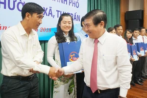 Chủ tịch UBND TPHCM Nguyễn Thành Phong khen thưởng 24 chủ tịch UBND phường - xã - thị trấn dẫn đầu phong trào thi đua của 24 quận - huyện