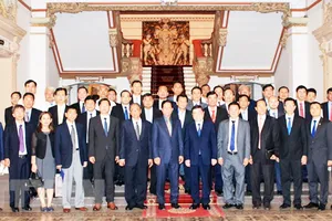 Ông Nguyễn Thành Phong cùng đoàn đại biểu cấp cao Đô thành Phnom Penh Campuchia sau buổi Hội đàm. Ảnh: Xuân Khu, TTXVN