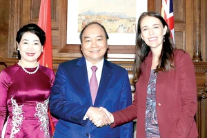 Thủ tướng New Zealand Jacinda Ardern đón tiếp Thủ tướng Nguyễn Xuân Phúc và phu nhân Ảnh: TTXVN