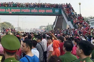 Công nhân Pouchen ngừng việc tập thể đổ ra Quốc lộ 1K gây kẹt cứng