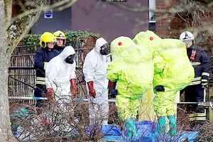 Cảnh sát Anh điều tra tại hiện trường vụ ông Skripal bị đầu độc Ảnh: SPUTNIK