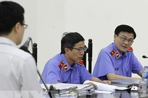 Phó Viện trưởng Viện Kiểm sát nhân dân Cấp cao tại Hà Nội Lê Tư Quỳnh - đại diện Viện Kiểm sát đặt câu hỏi cho ông Trần Thanh Quang - cựu Phó TGĐ Oceanbank tại phiên tòa. Ảnh: TTXVN