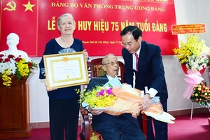 Trao tặng Huy hiệu Đảng, tuyên dương gương làm theo Bác