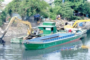 Nạo vét khơi thông dòng chảy rạch Ruột Ngựa, góp phần giảm ô nhiễm Ảnh: THÀNH TRÍ