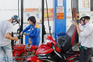 Khách hàng đổ xăng tại cây xăng Petrolimex trên đường Kinh Dương Vương, quận 6, TPHCM. Ảnh: CAO THĂNG