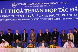 Các đại biểu ký kết hợp tác đầu tư với UBND thành phố Cần Thơ
