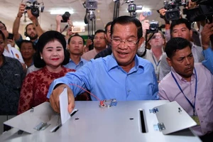 Thủ tướng Campuchia Samdech Techo Hun Sen thực hiện quyền bỏ phiếu vào sáng 29-7 tại tỉnh Kandal