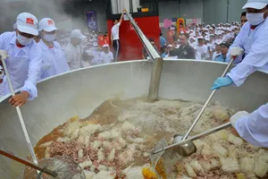 Kỷ lục Guinness “Tô phở bò ăn liền lớn nhất thế giới”