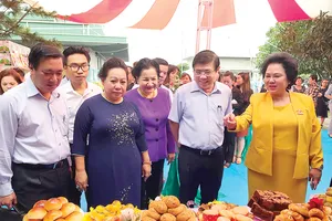 Chủ tịch UBND TPHCM Nguyễn Thành Phong tham quan Công ty cổ phần Việt Nam Kỹ nghệ Bột mì Ảnh: THANH HẢI