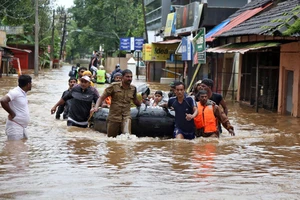 Người dân được sơ tán khỏi khu vực ngập lụt ở vùng Aluva, bang Kerala hôm 18-8 Ảnh: REUTERS