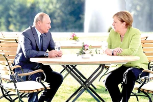 Tổng thống Nga Vladimir Putin và Thủ tướng Đức Angela Merkel hội đàm ở Schloss Meseberg