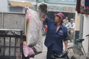 Người thu gom rác dân lập sẽ được tiếp cận các chính sách an sinh xã hội Ảnh: THÀNH TRÍ