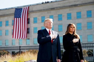 Tổng thống Mỹ Donald Trump cùng phu nhân Melania Trump tưởng niệm các nạn nhân vô tội. (Nguồn: usatoday)