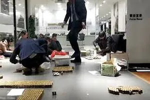 Dùng 1 tấn tiền xu mua xe hơi