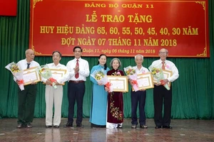 Trao tặng Huy hiệu Đảng cho 277 đảng viên 