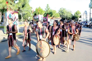 Biểu diễn cồng chiêng ở Festival Văn hóa cồng chiêng Tây Nguyên tại Gia Lai