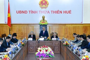 Thủ tướng Chính phủ Nguyễn Xuân Phúc cùng đoàn công tác trung ương làm việc với lãnh đạo tỉnh Thừa Thiên - Huế. Ảnh: VGP