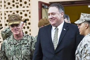 Ngoại trưởng Mỹ Mike Pompeo (giữa) thăm Trung tâm Chỉ huy Lực lượng Hải quân Hoa Kỳ tại Manama, Bahrain, ngày 11/1. Ảnh: AP