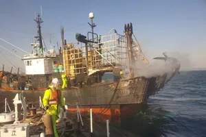 Tàu đánh cá bốc cháy ở ngoài khơi bờ biển phía Tây Nam Hàn Quốc. (Nguồn: Yonhap)