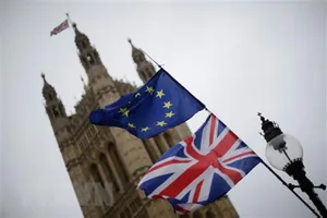Cờ Anh (phía dưới) và cờ EU (phía trên) bên ngoài tòa nhà Quốc hội Anh ở thủ đô London. (Nguồn: THX/ TTXVN)g trường hợp 2 bên không đạt được thỏa thuận.