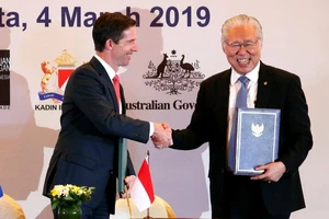 Bộ trưởng Thương mại Indonesia Enggartiasto Lukita (phải) và người đồng cấp Australia Simon Birmingham. (Nguồn: Reuters)