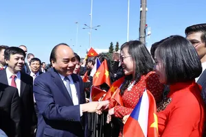 Lễ đón Thủ tướng Nguyễn Xuân Phúc và phu nhân tại sân bay quốc tế Vaclav Havel, Praha Ảnh: TTXVN