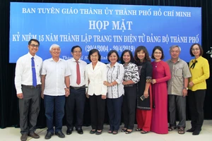 Nguyên lãnh đạo, lãnh đạo TP HCM chụp hình lưu niệm với cán bộ, nhân viên Website Thành ủy TPHCM. Ảnh: VOH