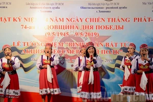 Tiết mục văn nghệ chào mừng lễ kỷ niệm. Ảnh: THANHUYTPHCM.VN