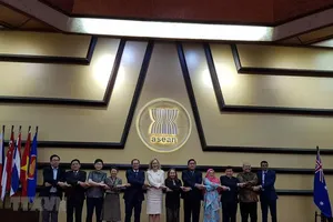 Các đại biểu chụp ảnh trước phiên họp. (Nguồn: TTXVN)