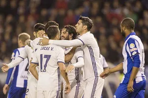 Các cầu thủ Real Madrid mừng chiến thắng trên sân Riazor của Deportivo La Coruna. Ảnh: Dailymail