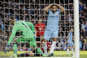 Sergio Aguero tiếc nuối sau pha bỏ lỡ cơ hội trước cầu môn Devid De Gea. Ảnh: Reuters