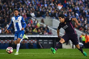 Luis Suarez (phải) lập cú đúp vào lưới đội chủ nhà Espanyol. Ảnh: Dailymail